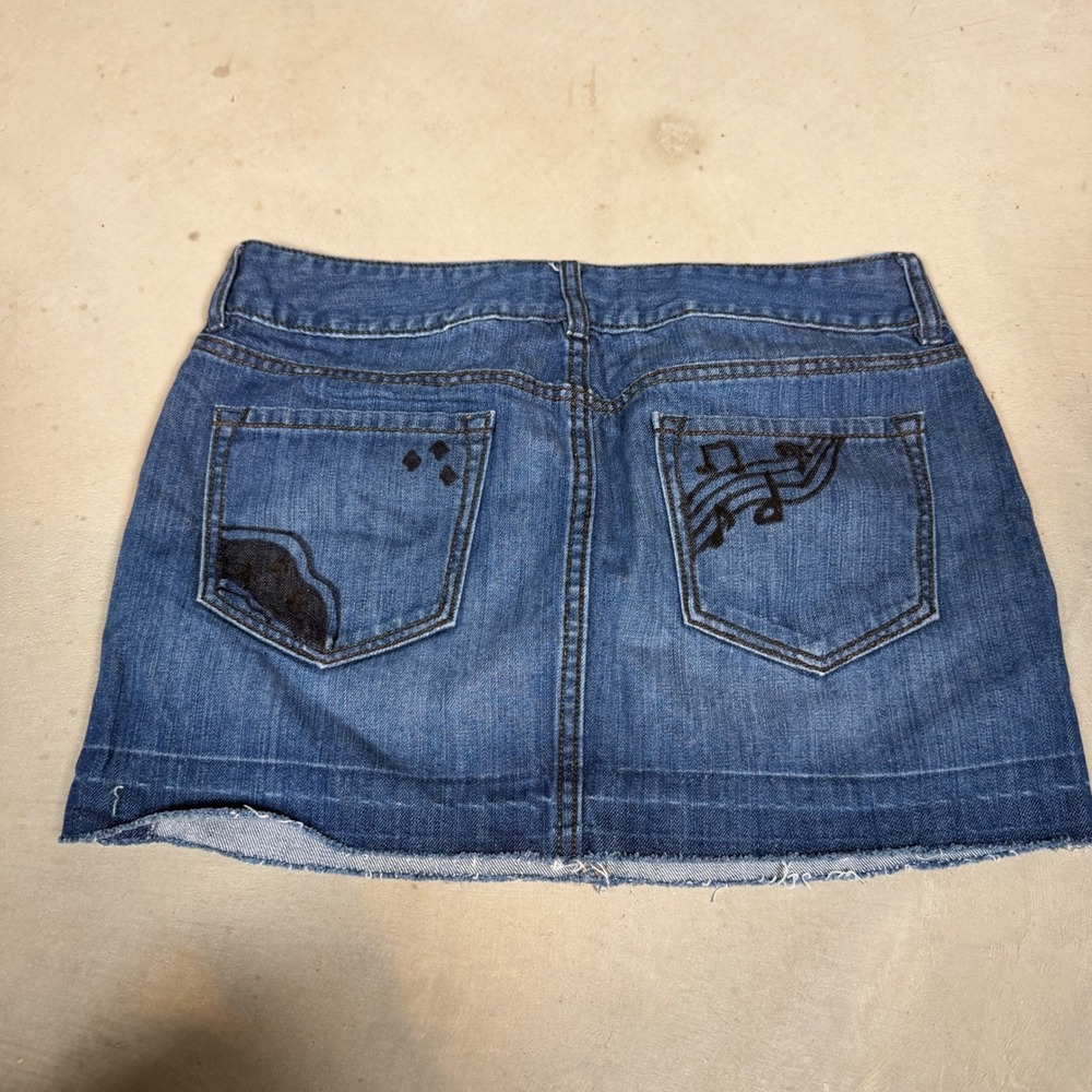 Old Navy Womens Denim Mini Skirt Size 6 Blue Raw Hem Painted Music Notes Y2K